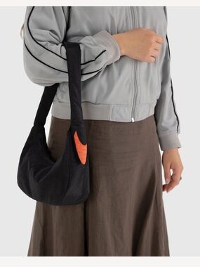 Baggu Black Swan Bag! Excellent like new condition